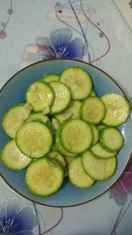 云南小瓜要削皮吃吗,云南小瓜食用前的处理方法探讨