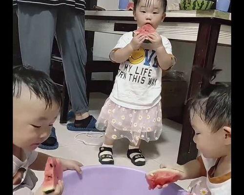 小娃儿吃瓜,童趣盎然的夏日时光