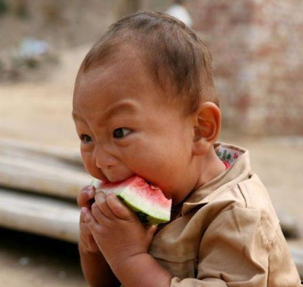 小娃儿吃瓜,童趣盎然的夏日时光