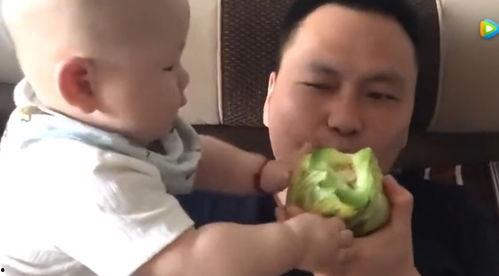 爸爸在婴儿面前吃瓜,爸爸与宝宝共享甜蜜瓜时光