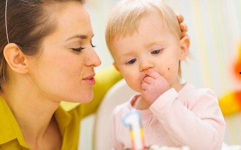 爸爸在婴儿面前吃瓜,爸爸与宝宝共享甜蜜瓜时光